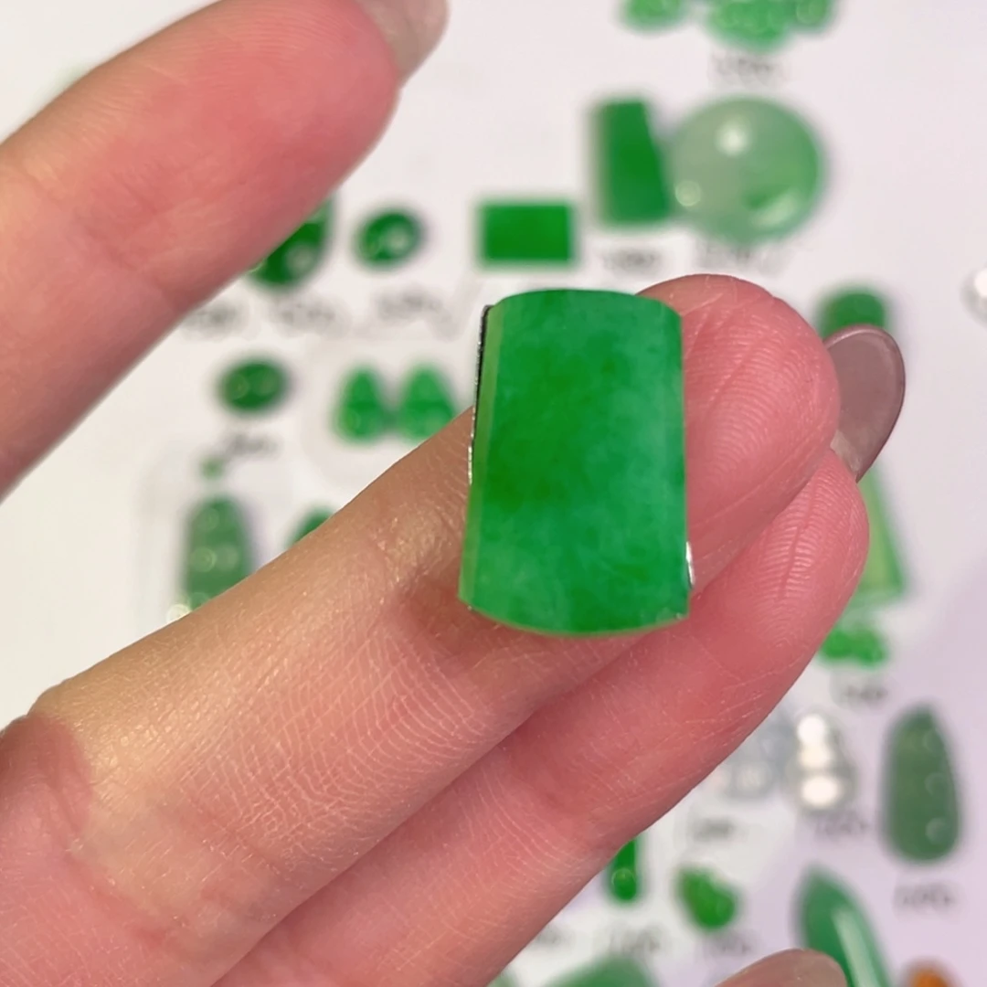 翡翠未镶嵌颈饰裸石