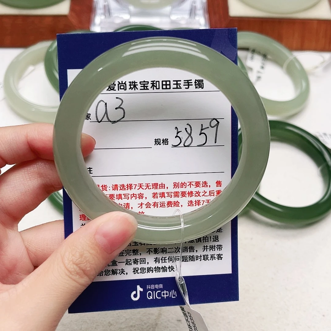 摄***头和田玉手镯未镶嵌