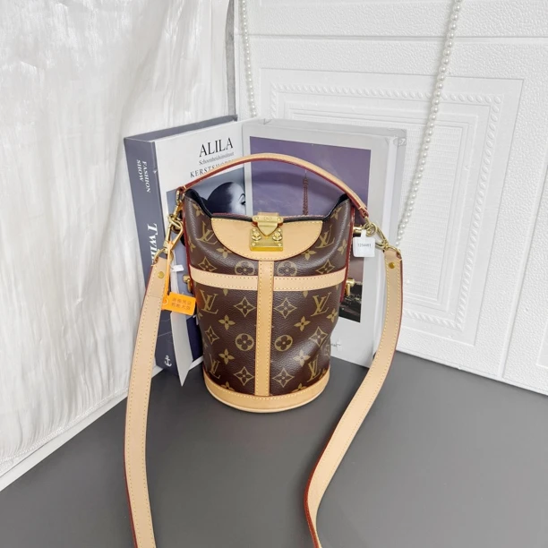 95新 LouisVuitton/路易威登 老花Duffle薯条包斜挎包养护