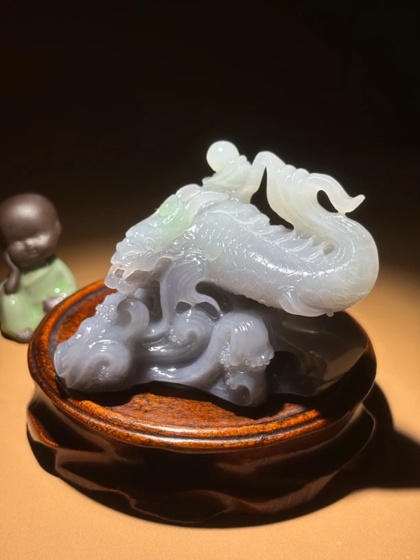 这一家珠宝定制和田玉青海老料三色带翠龙鱼小摆