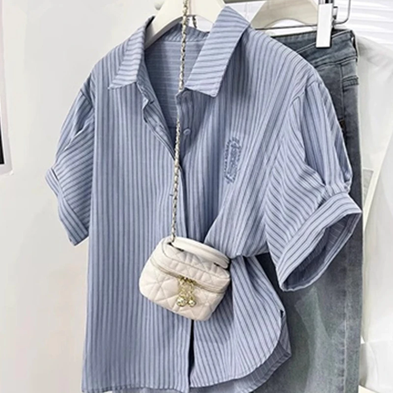 蓝色条纹刺绣短袖衬衫女2025新款春夏季宽松休闲正肩翻领衬衣上衣