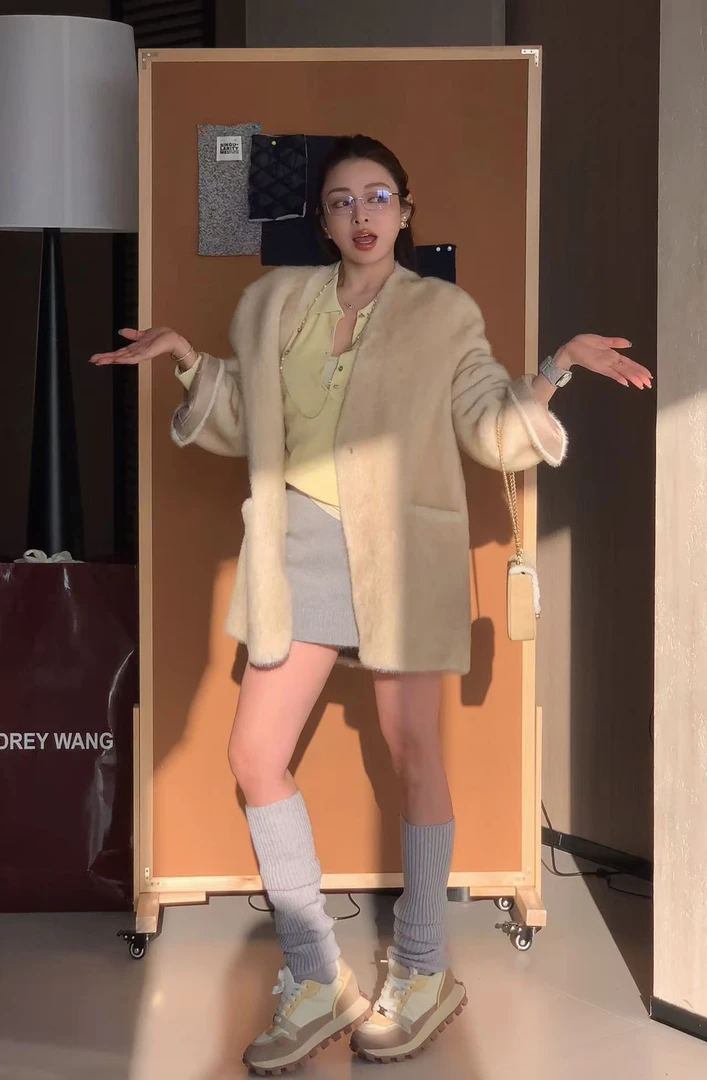 Singularity Me 12 7110 环保毛毛软糯亲肤V领外套