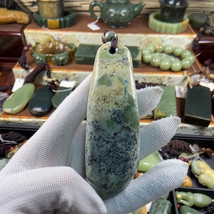 未镶嵌岫岩河磨玉(透闪石质玉)把件