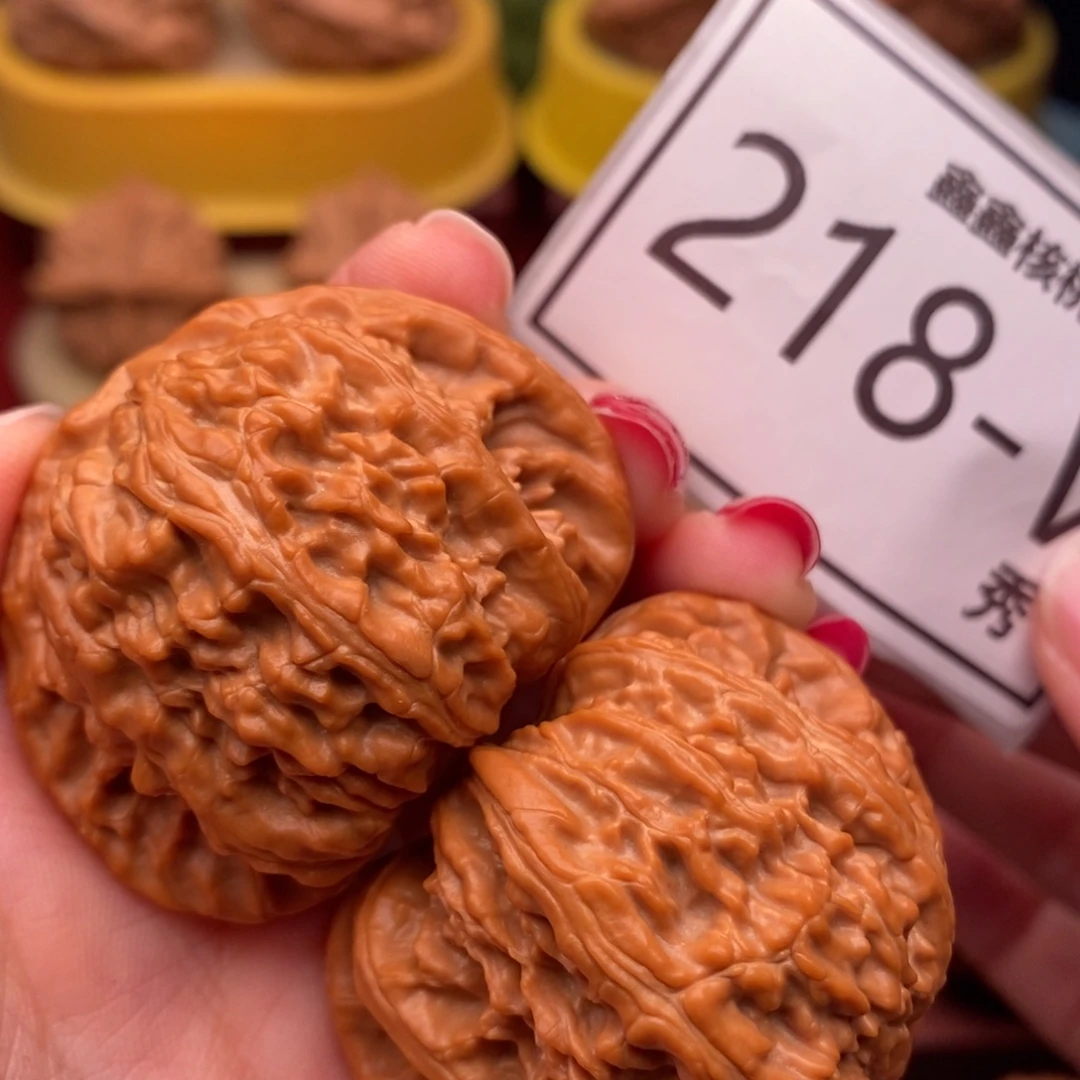 桃核把件白狮子44……