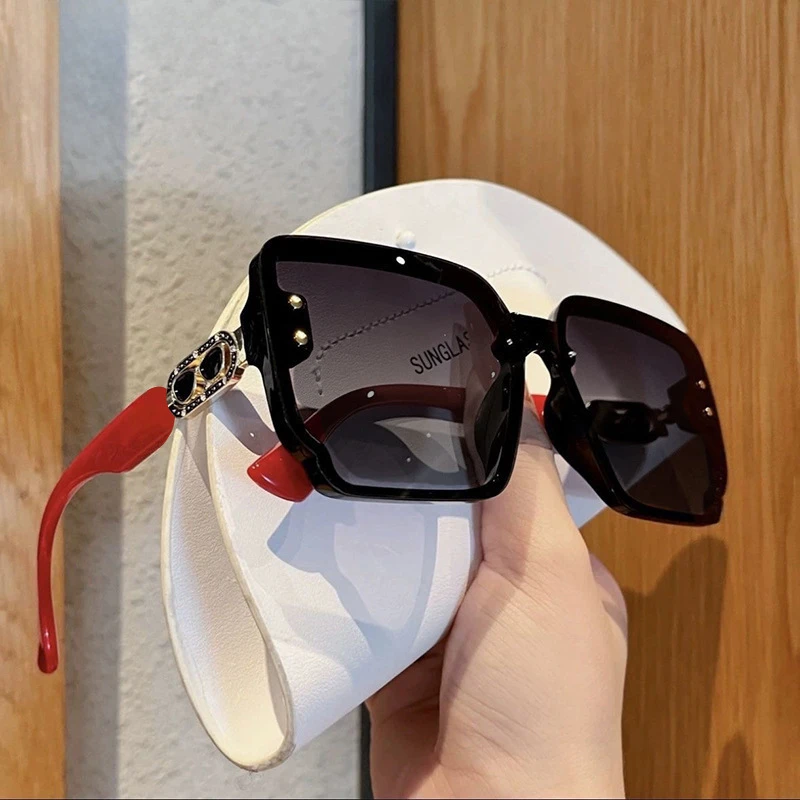 方形时尚拍小街太阳墨镜