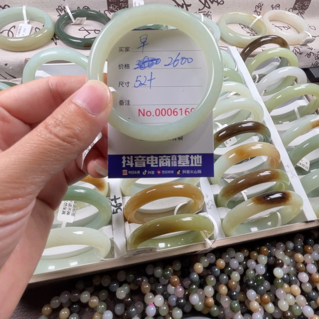 和田玉手镯未镶嵌早*
