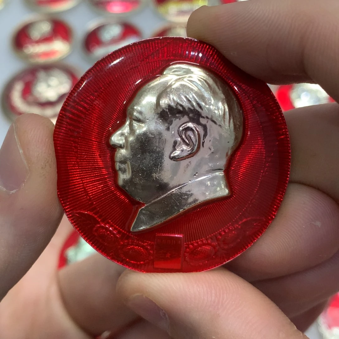 铝摩****天红色纪念章 文像
