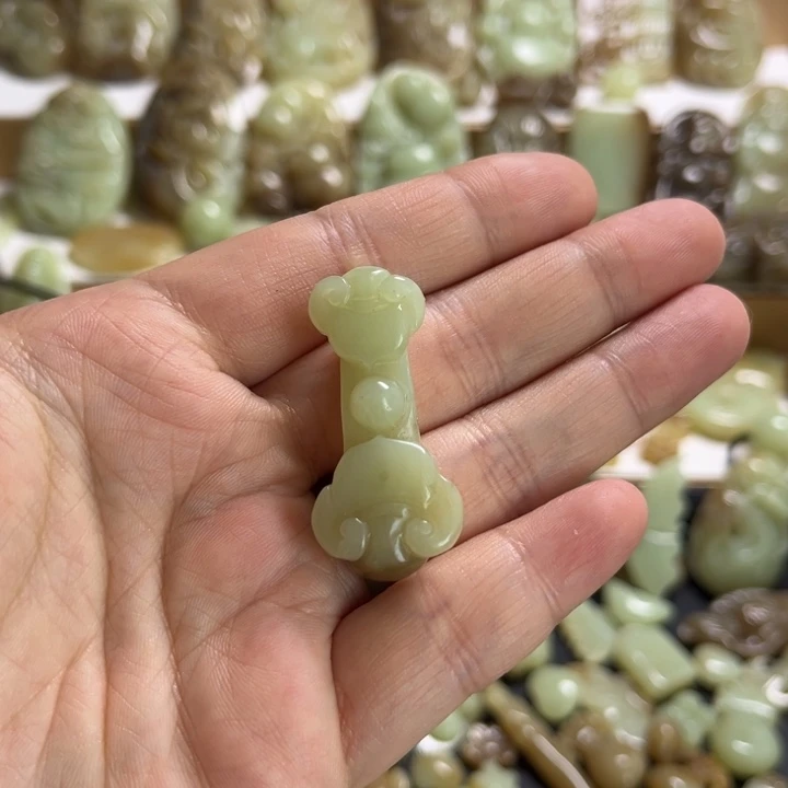 和田玉颈饰未镶嵌天****赞