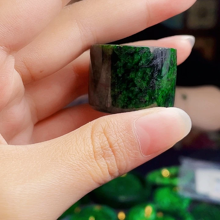 翡翠未镶嵌颈饰多样性
