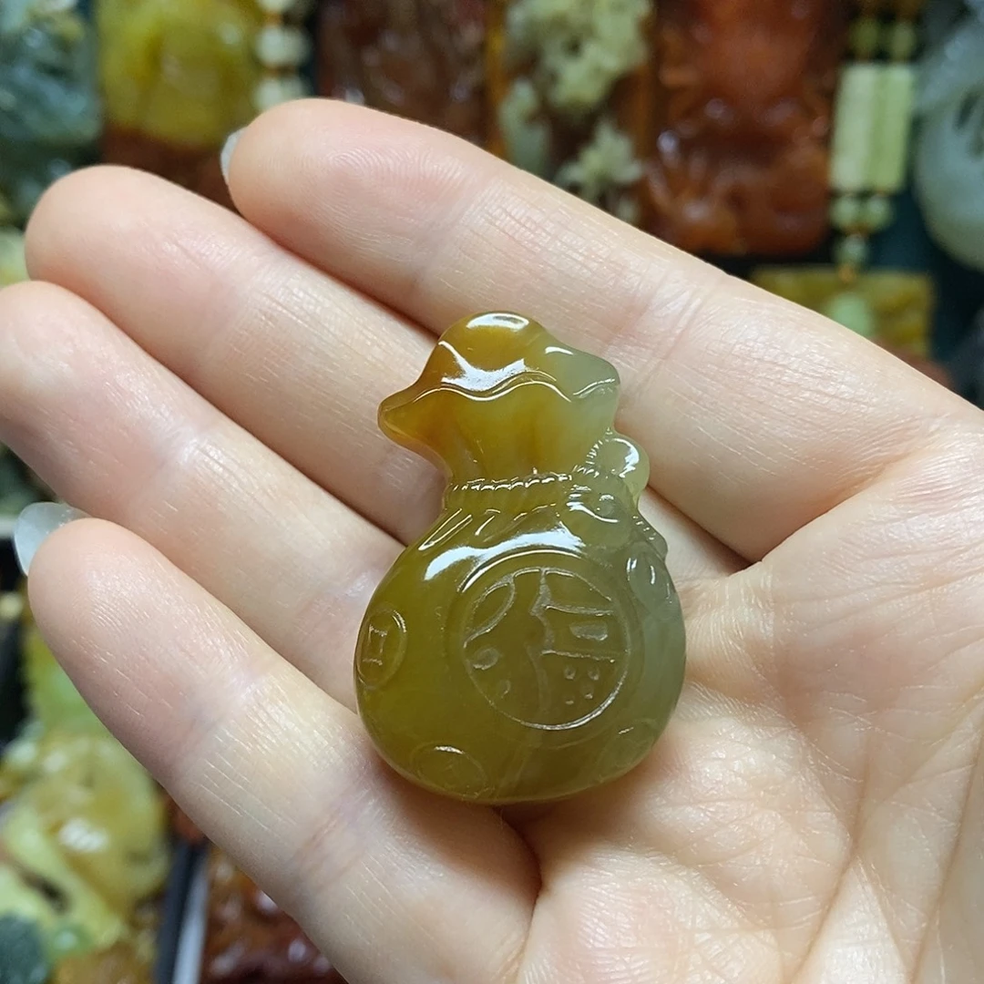 岫玉未镶嵌吊坠(赠链)