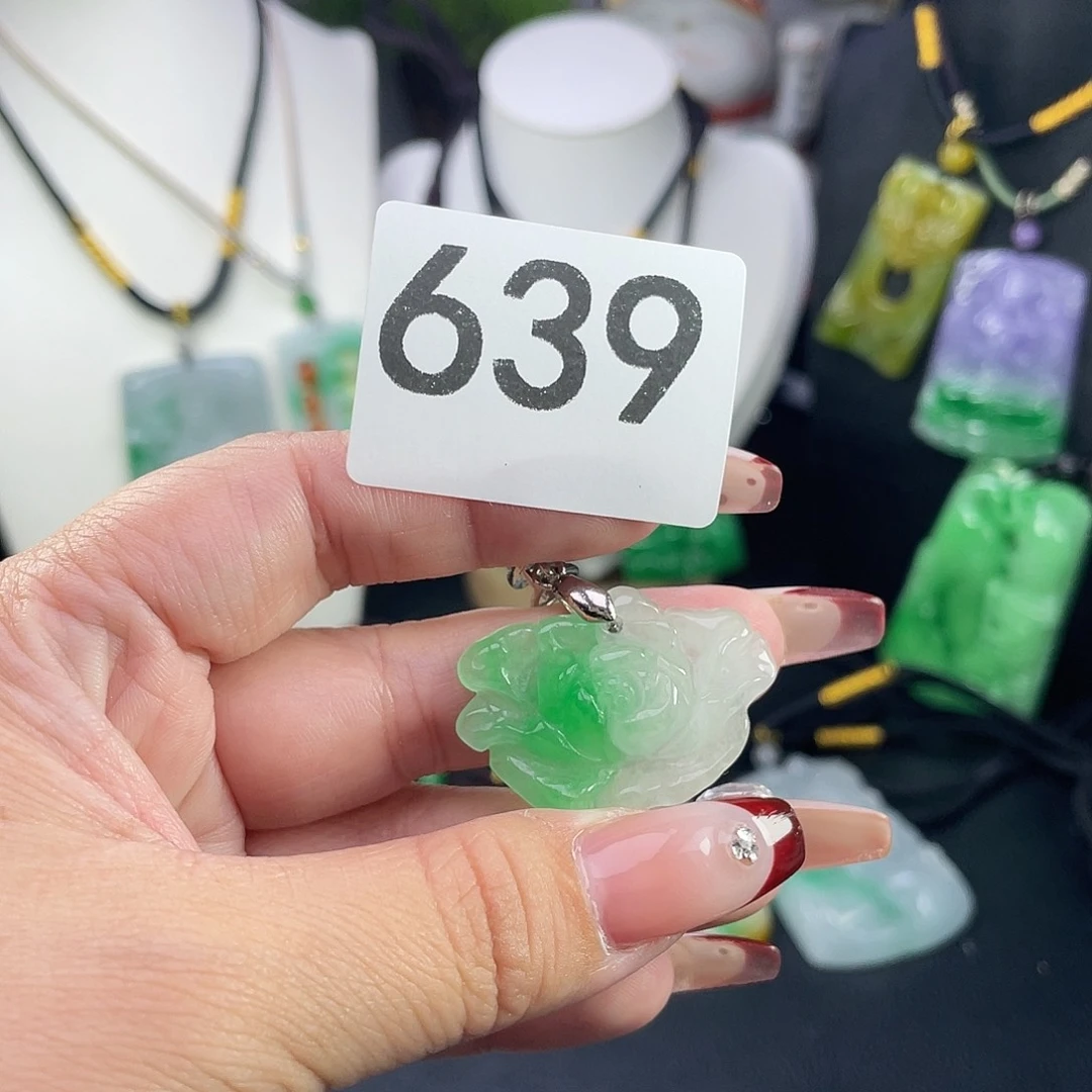 翡翠未镶嵌吊坠(赠链)