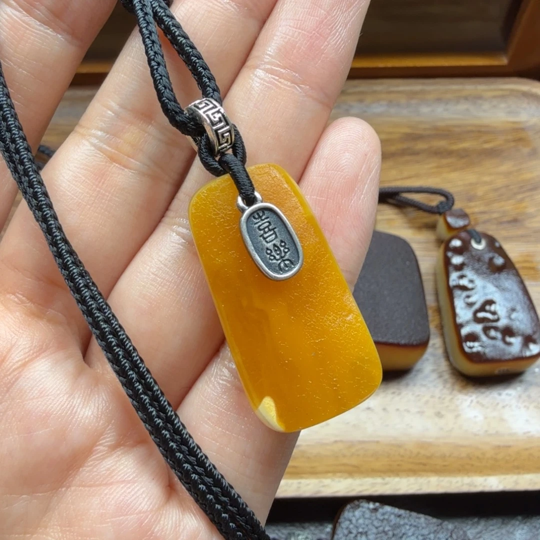 琥珀吊坠(赠链)未镶嵌