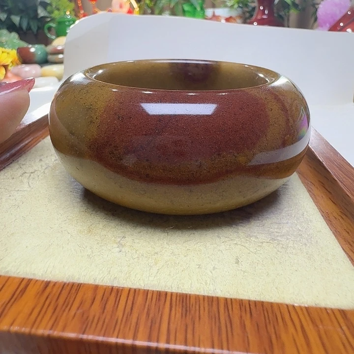 祢***贝石英质玉未镶嵌手镯