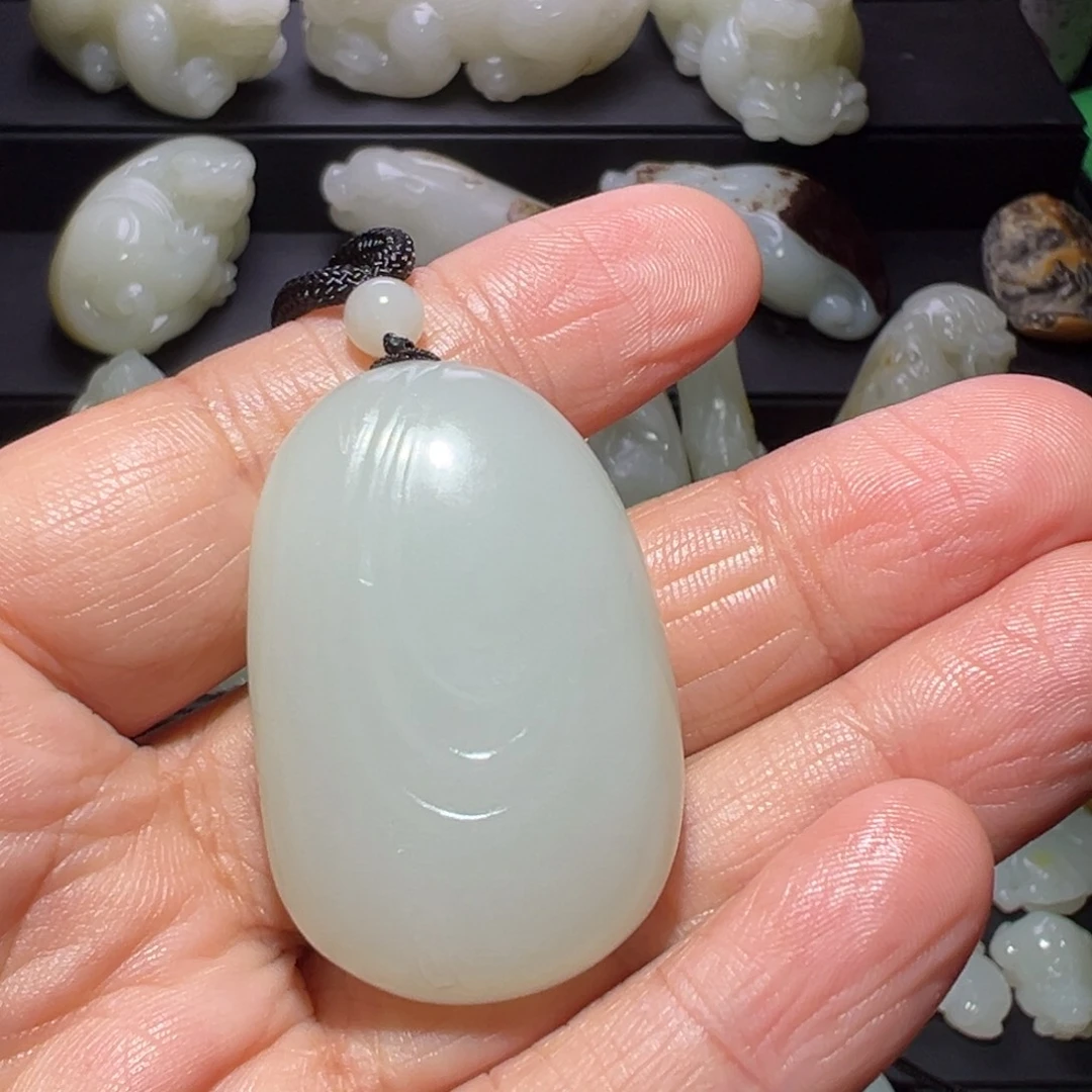 曲***直和田玉未镶嵌颈饰