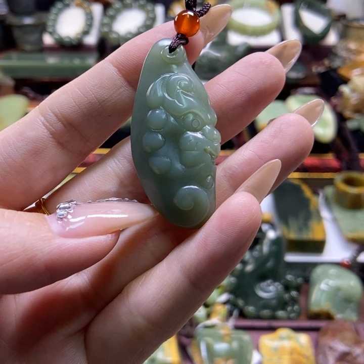 颈饰未镶嵌岫岩老玉（透闪石质玉）