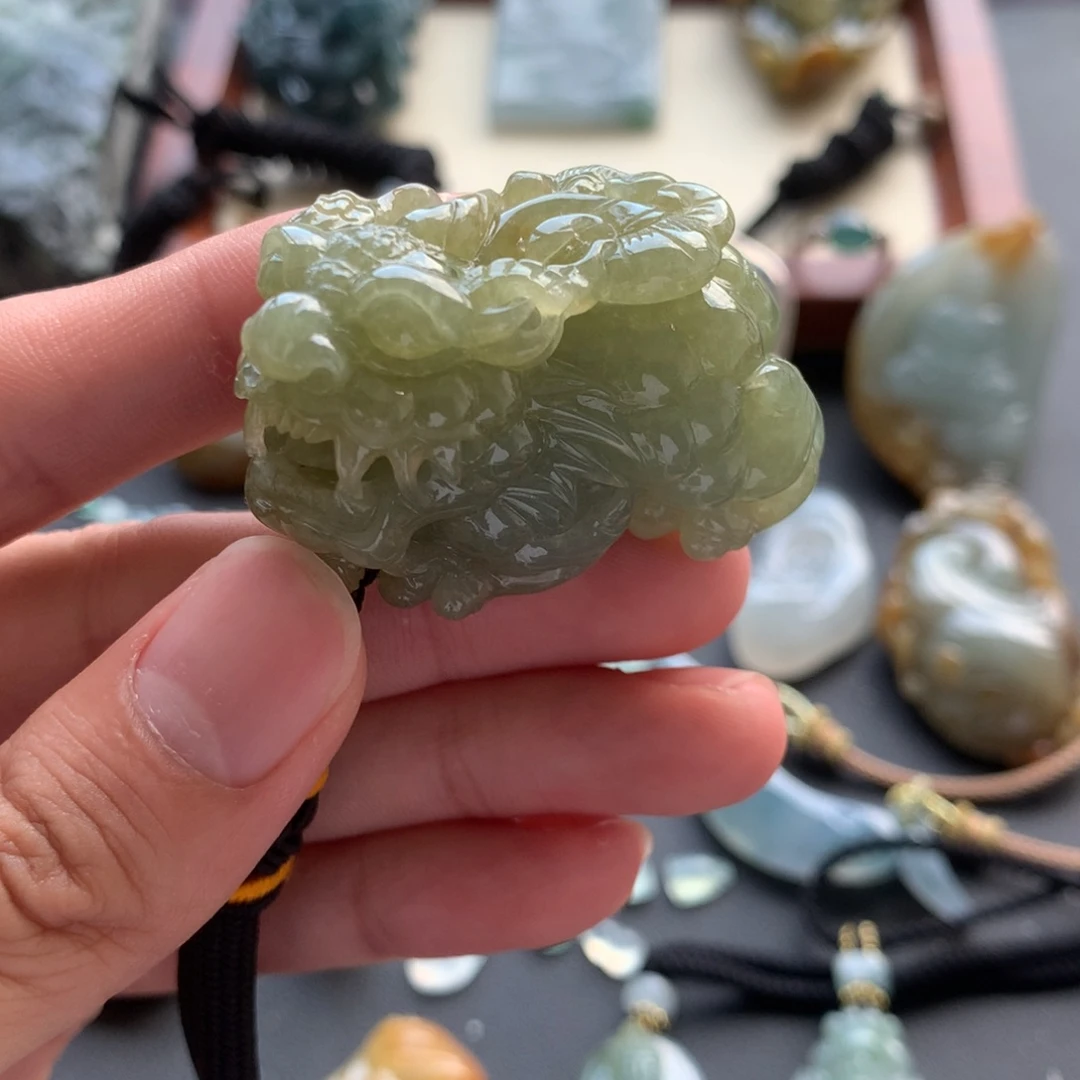 翡翠未镶嵌颈饰貔貅