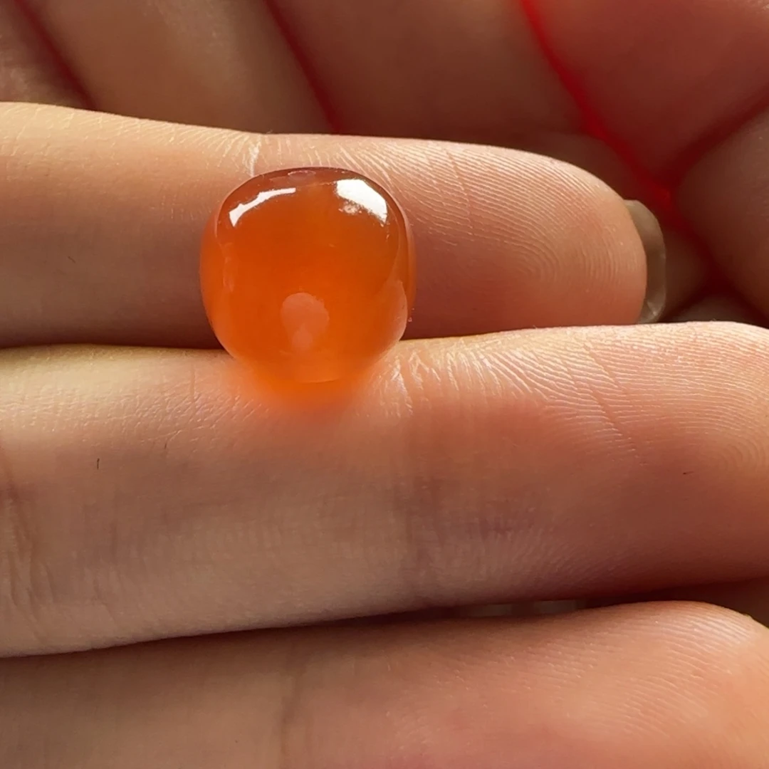 谷***东南红玛瑙未镶嵌老型10.8*10孔道有裂