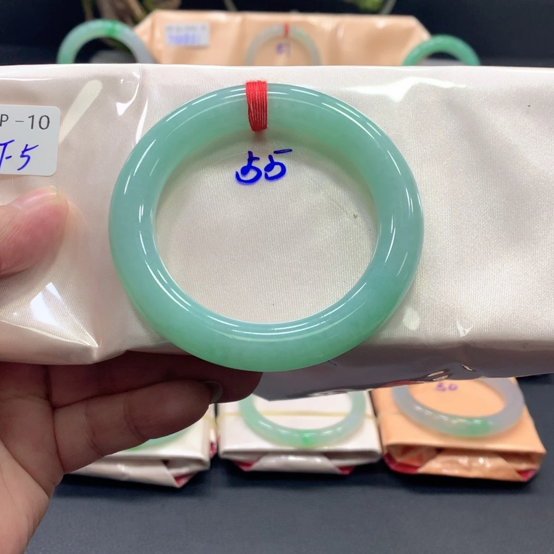 翡翠手镯未镶嵌55圈口