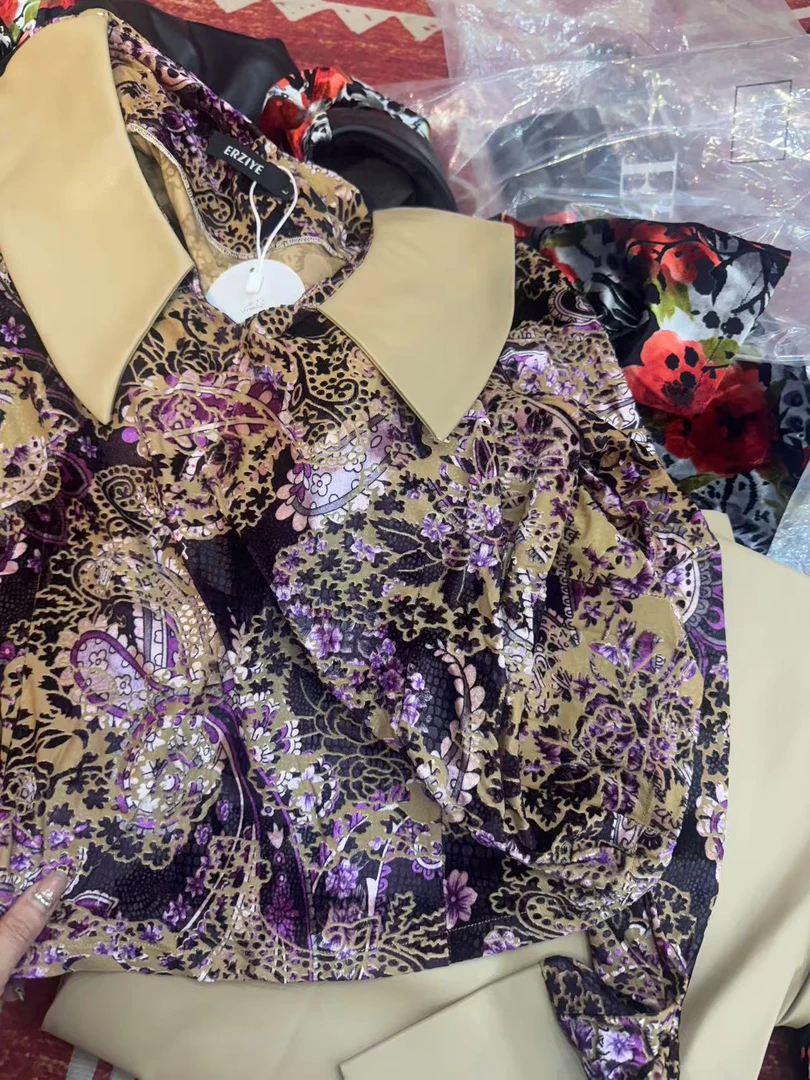 米色 裤子套装。