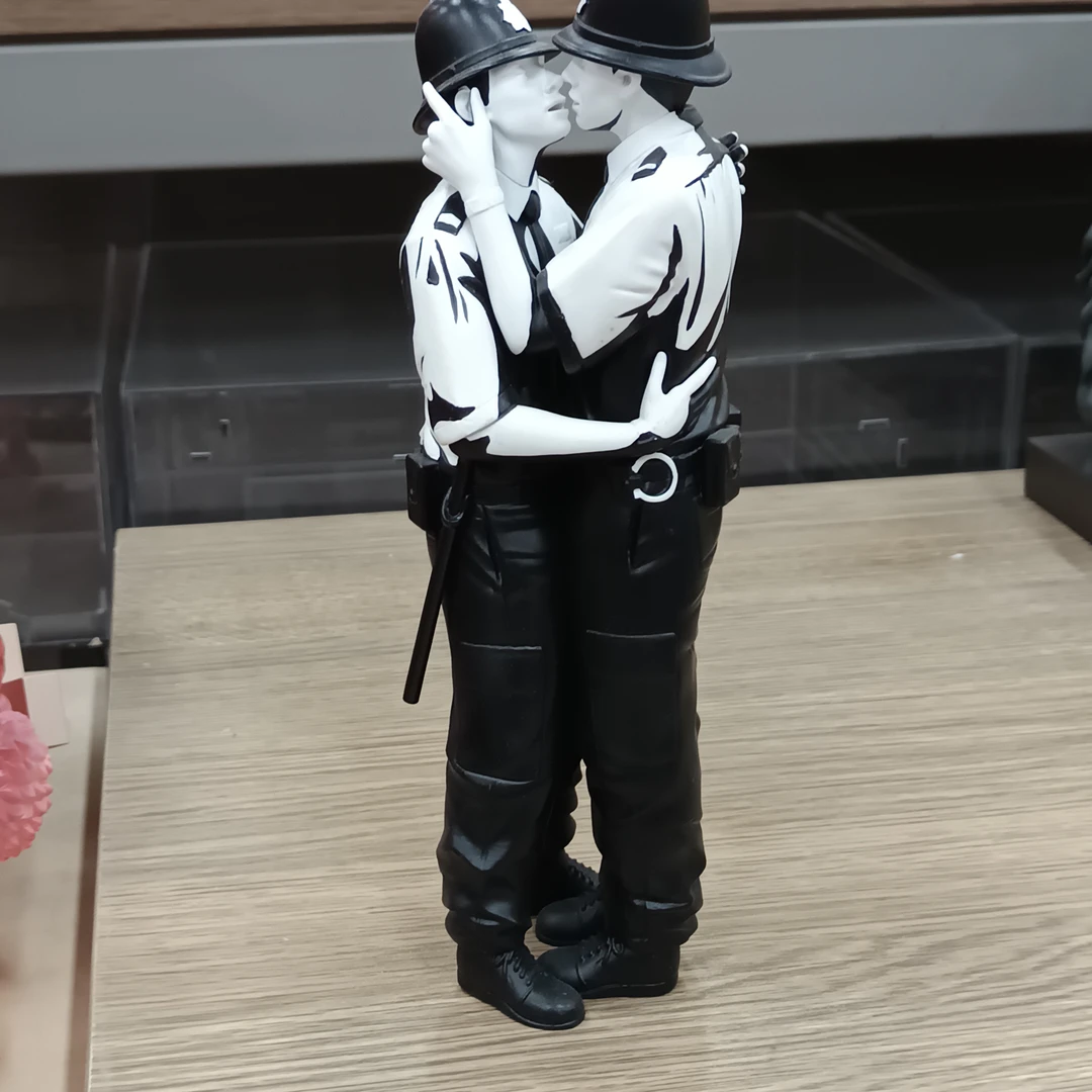 【小白】亲吻警察铜雕摆件2款配色