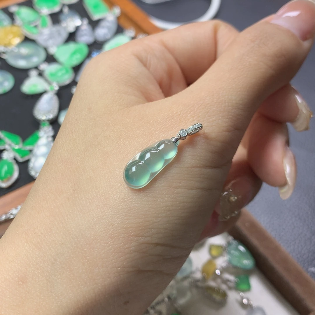 翡翠18K金镶嵌颈饰海蓝之谜 荧光豆豆