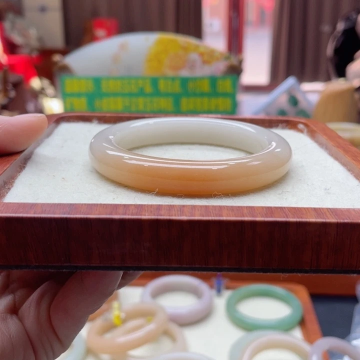 石英质玉手镯未镶嵌简*佘太翠手镯