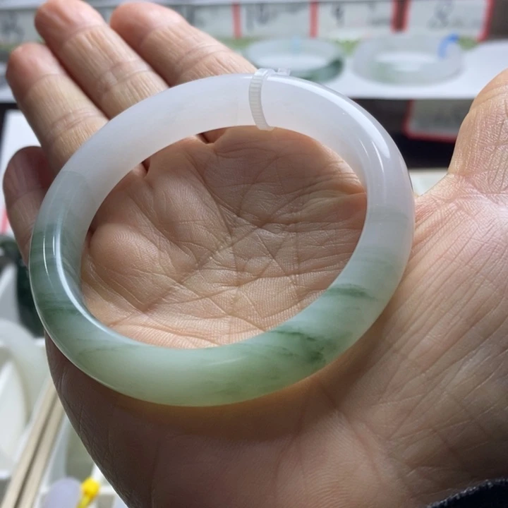 石英岩玉未镶嵌手镯