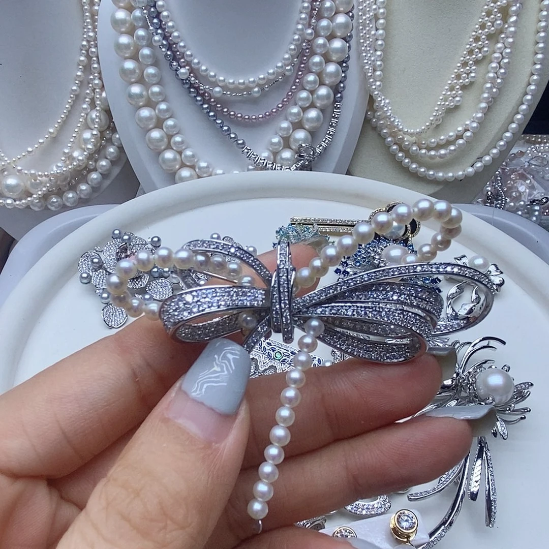 看***亮淡水珍珠未镶嵌胸针