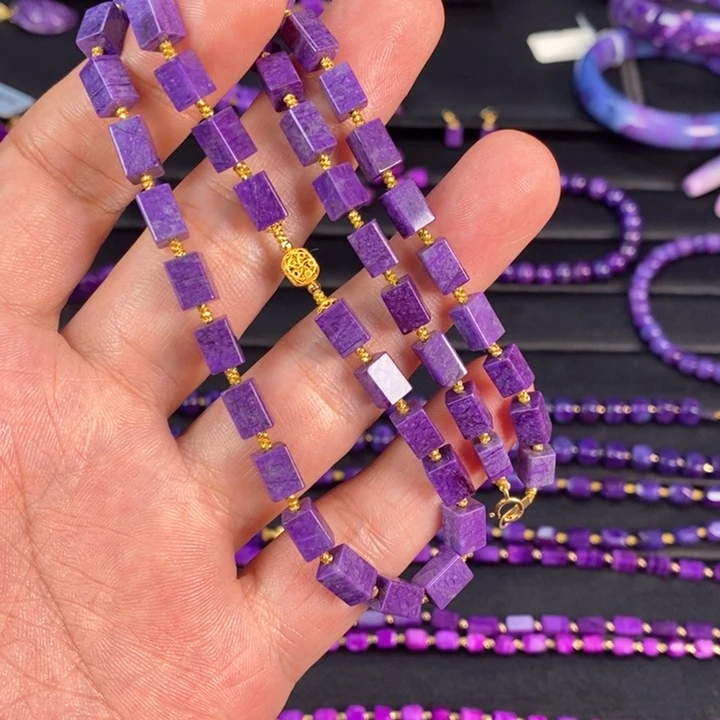 梅***生18K金镶嵌苏纪石（舒俱来）项链