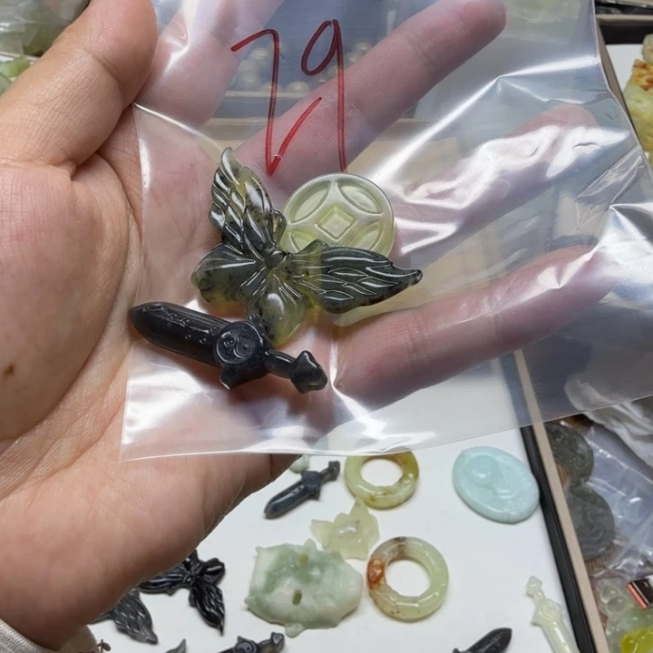 透闪石-蛇纹石玉吊坠未镶嵌