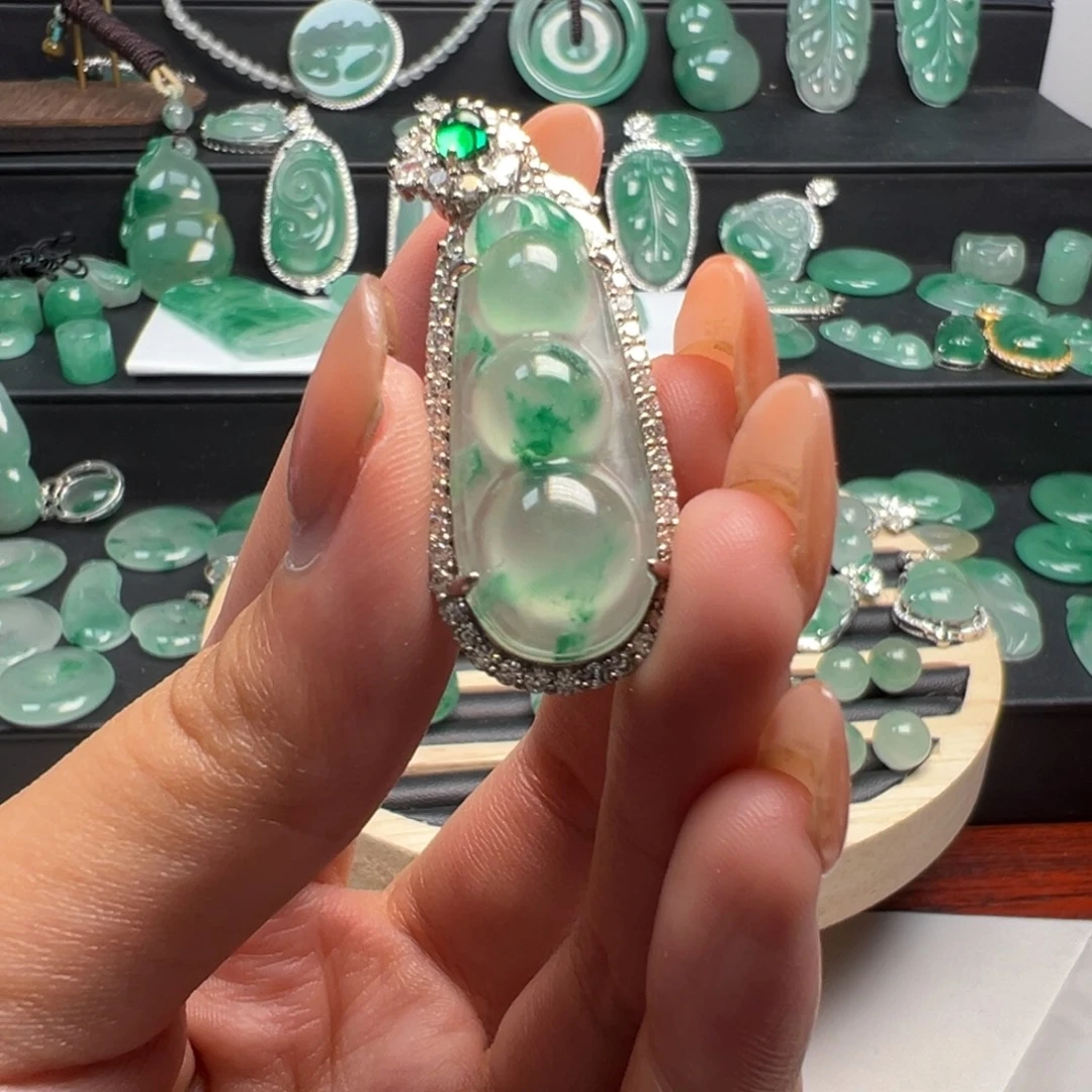 石英质玉（非洲翠）未镶嵌颈饰