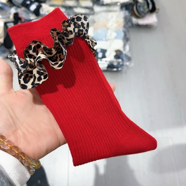 N935豹纹木耳边红色袜子一双