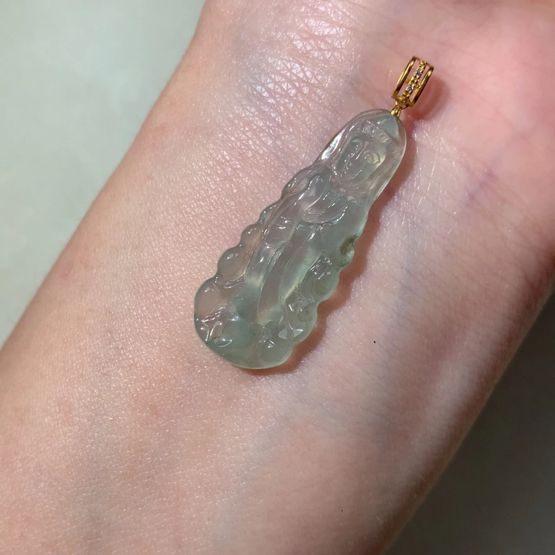 翡翠18K金镶嵌颈饰站观音