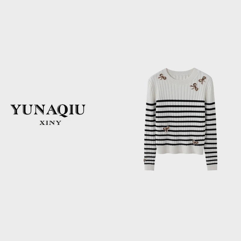 YUNAQIU时尚百搭重工钉珠蝴蝶结黑白撞色条纹式针织衫-9130
