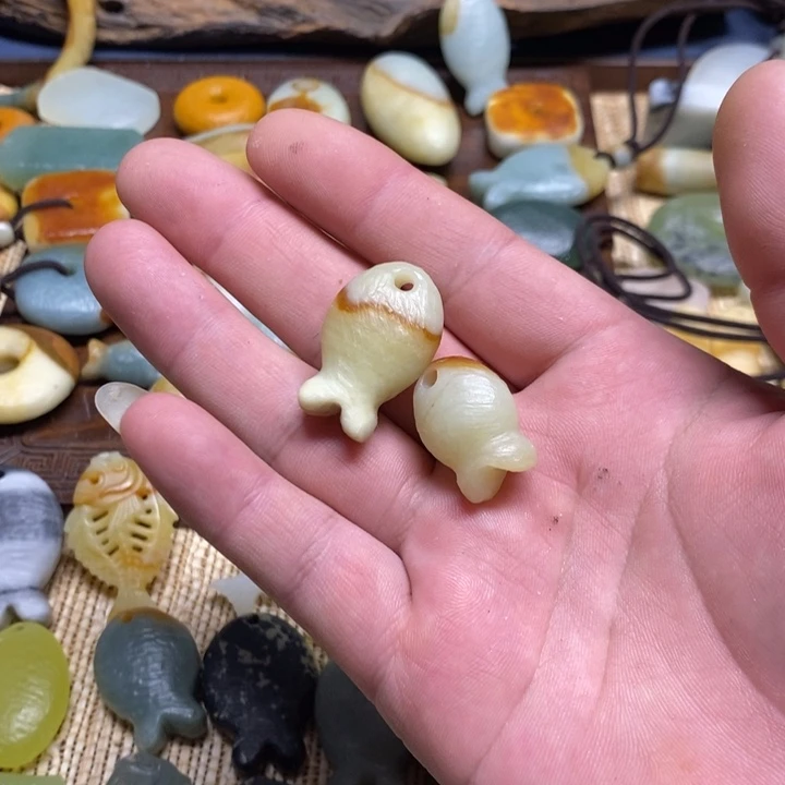 一***雅蛇纹石玉未镶嵌颈饰