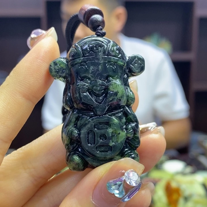 蛇纹石玉未镶嵌颈饰微瑕