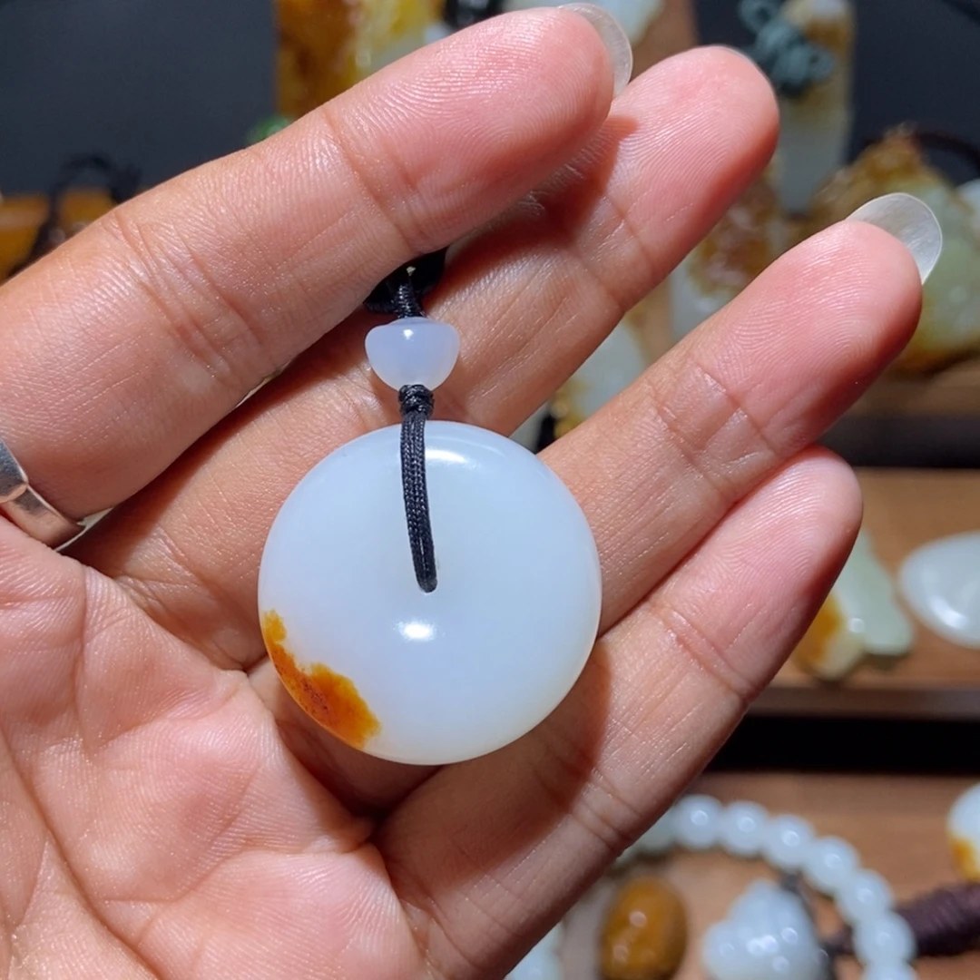 ****兔和田玉未镶嵌颈饰