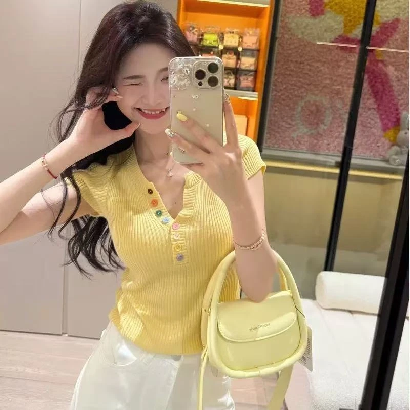 韩版彩色纽扣V领小香风针织衫女2025夏新款减龄时尚别致显瘦上衣