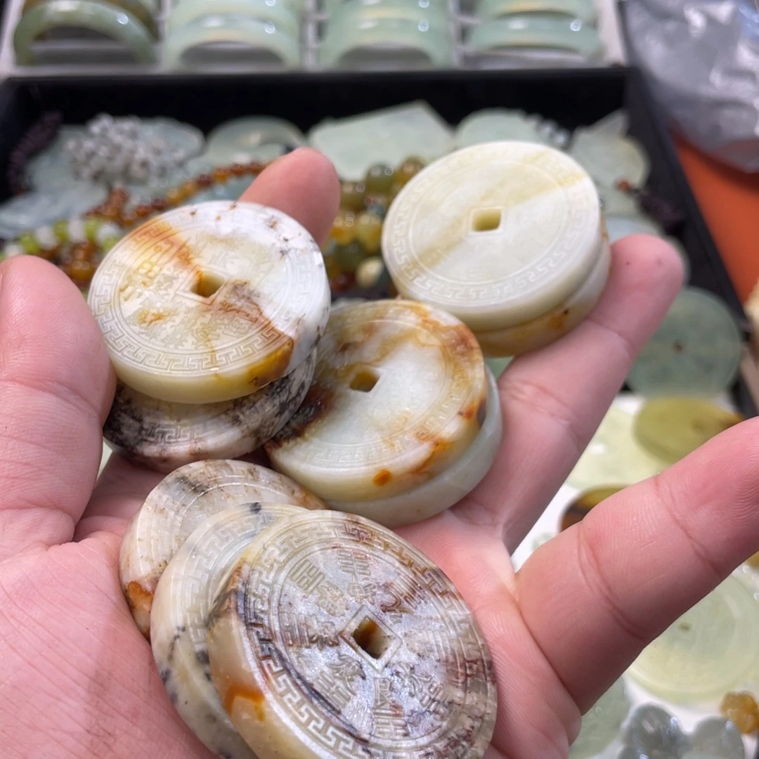 大***蟆蛇纹石玉合金颈饰