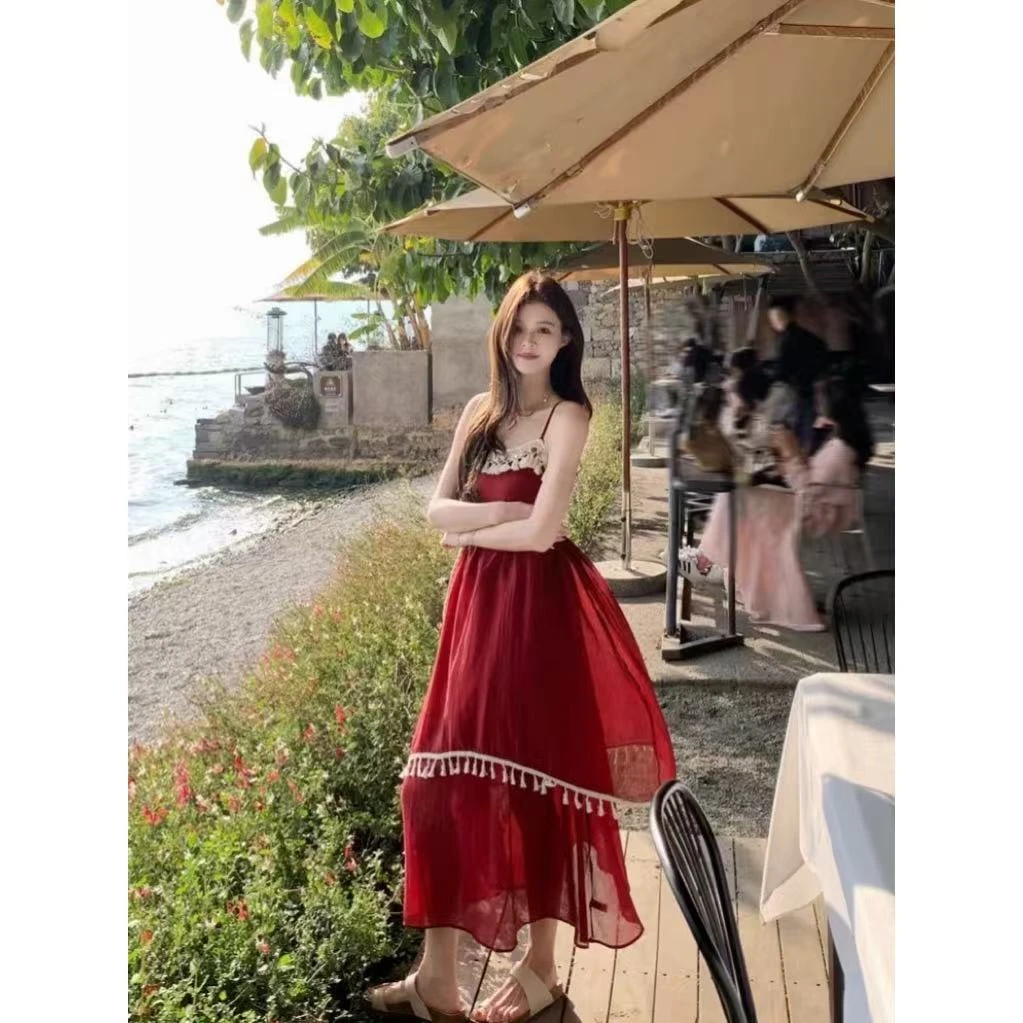 红色流苏拼接吊带连衣裙女夏季海边度假不规则大摆沙滩裙子长裙
