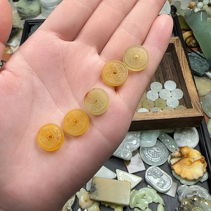 一***-蛇纹石玉未镶嵌颈饰五帝钱