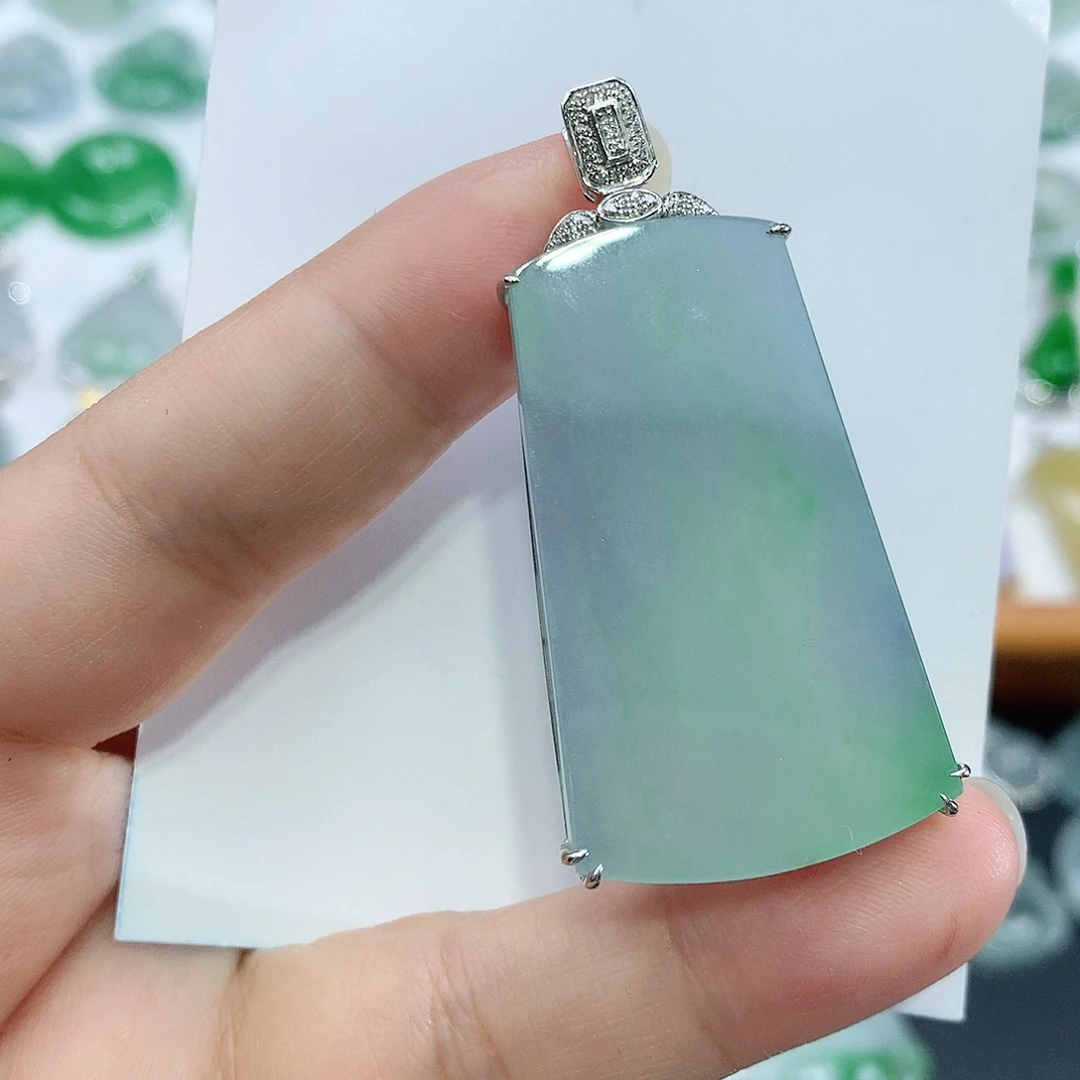 翡翠18K金镶嵌颈饰无事牌