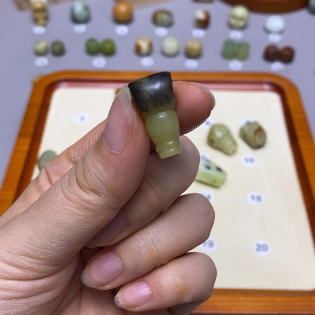 蛇纹石玉配饰合金轻**萤