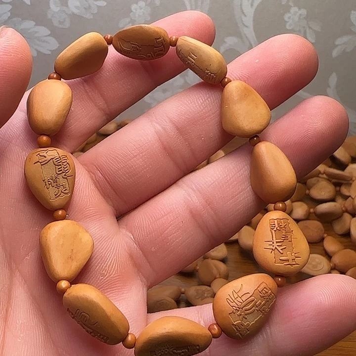 一***愚松木松子雕刻十二生肖成语手串