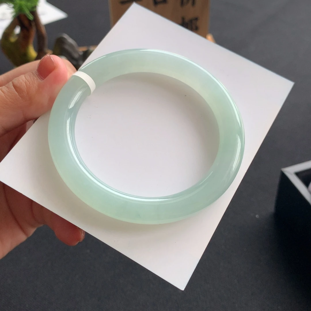 翡翠手镯未镶嵌翡翠
