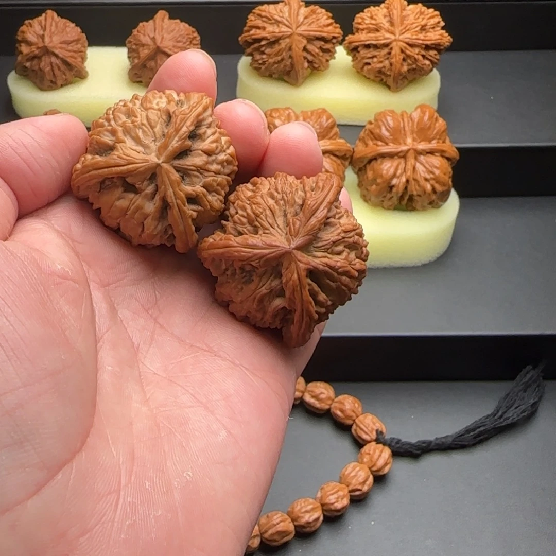 文玩核桃把件白狮子三棱