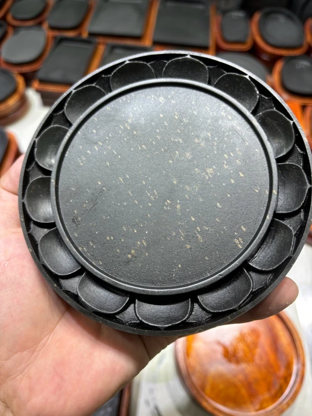 金星坑荷叶辟雍砚，传统工艺打造的精美文房用品 尺寸13/2.5/cm