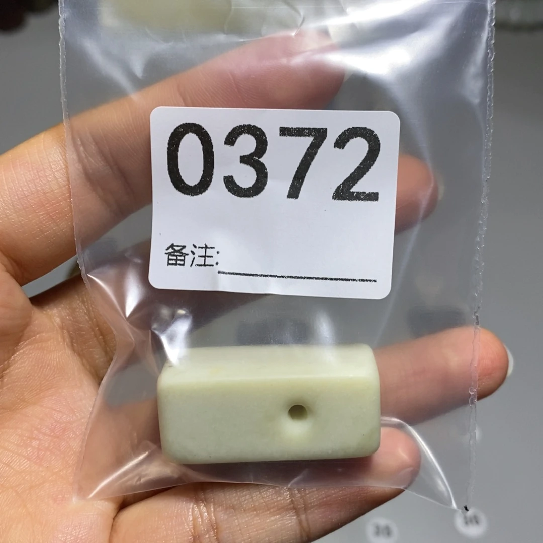 颈饰未镶嵌透闪石质玉一****）