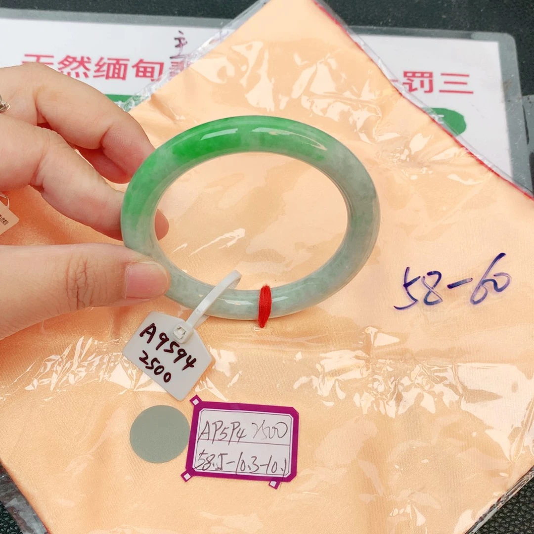 翡翠手镯未镶嵌缅甸翡翠