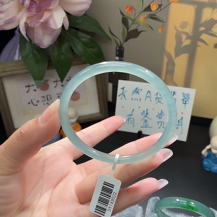 翡翠未镶嵌手镯冰蓝